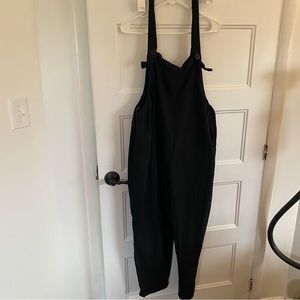 Black overalls jumpsuit with pockets. Linen blend with adjustable straps.